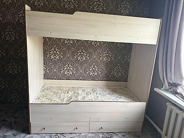 Двухъярусная кровать с нижним спальным местом и верхним защитным
