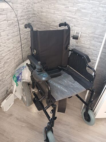 Bu elektrik təkərli kürsü istifadəçiyə rahat və sərbəst hərəkət imkanı