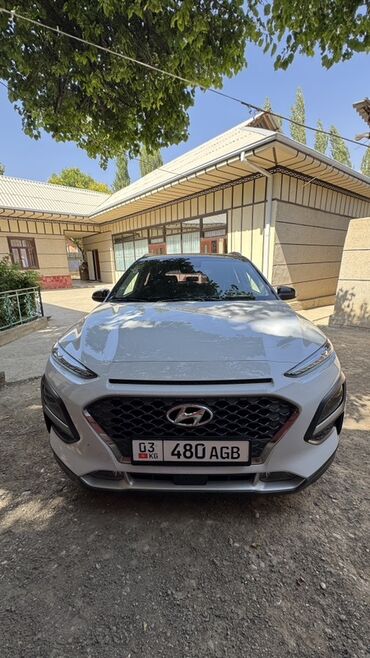 продаю или меняю обмен: Hyundai Kona – компактный внедорожник в белом цвете с черной крышей