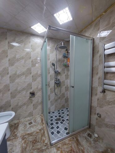 Duş kabinaları, arakəsmələr: Arakəsmə, Künc üçün — 4