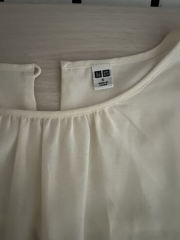 ласины женские: Блузка UNIQLO, размер S. - Цвет: молочный/айвори. - Материал: легкая