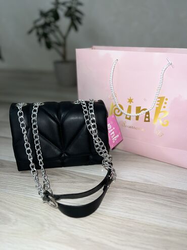 qara cantalar: Pink Accessoriesdən istifadə edilməmiş etiketi üstündə çanta satılır