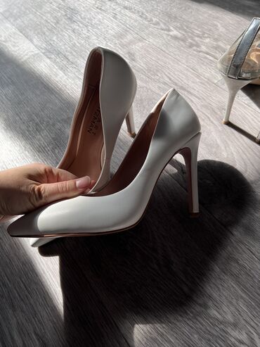 брендовая обувь на каблуках: Туфли, 37, Stuart Weitzman, Колдонулган, түсү - Ак, Өзү алып кетүү