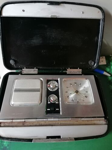 Antique Watches: Budilnik sa satom na navijanje,i radio na bateriju od 9v. Made in