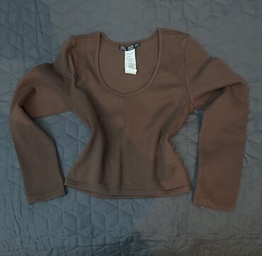 pull and bear: Dillvin markasına məxsus, qəhvəyi rəngdə, uzunqol bluz. U-şəkilli