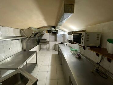 Restoran, kafelər: İçəri şəhər metrosunun yaxınlığında, 360 kv sahəsi olan (yarızirzəmi — 10