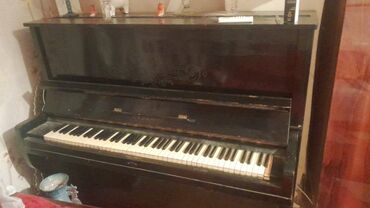 Pianolar: Upright piano – klassik qara korpuslu, taxta konstruksiyalı