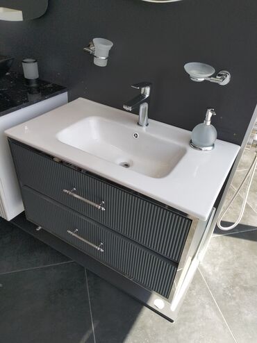 Hamam üçün aksessuarlar: Ağ rəngli keramika lavabo ilə təchiz edilmiş, iki qatlı, boz rəngli