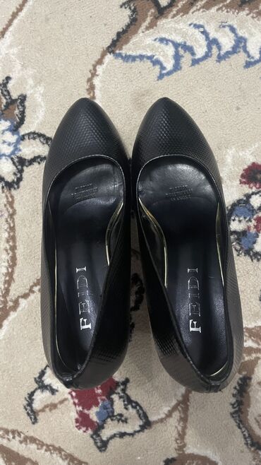 женские обуви: Туфли 38, цвет - Черный