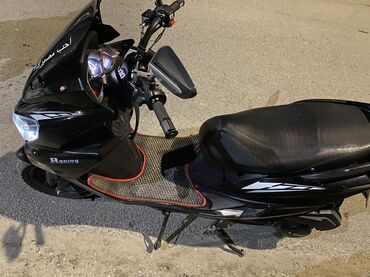 Скутеры: Макси-скутер Yamaha, 175 куб. см, Бензин — 6