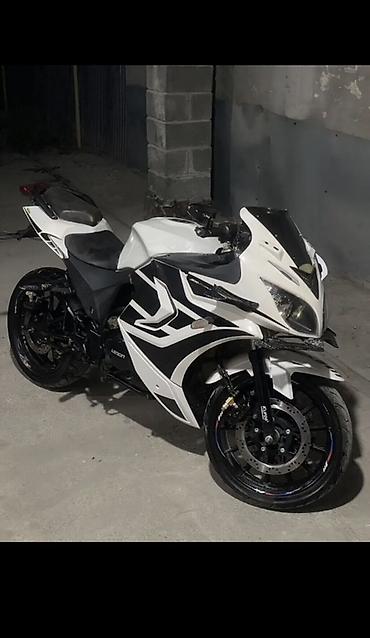 Мотоциклы: Спортивный мотоцикл в обвесе full-fairing, бело‑черная расцветка с — 2