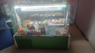 yemek vitrini: Qida məhsulları üçün soyuducu vitrin. İçərisində müxtəlif növ yeməklər