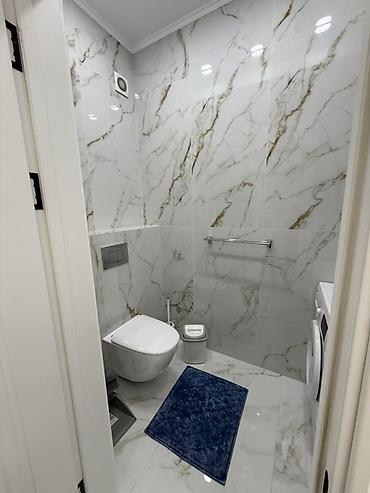 Унитазы: Современный санузел с отделкой под мрамор. - Подвесной унитаз с — 10