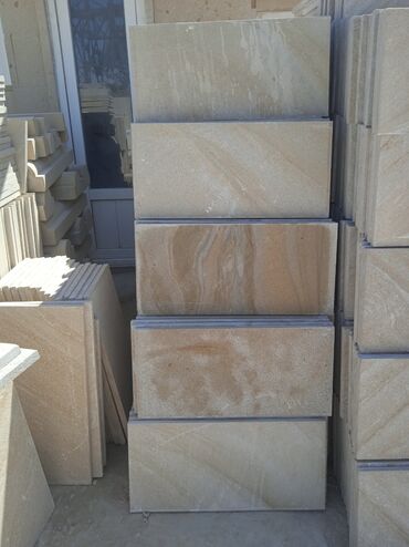 Həyət darvazaları: Dekorativ daş elementlər. Bu daşlar evin fasadına zəriflik və — 8