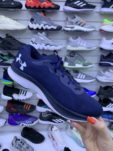 Кроссовки и спортивная обувь: Кроссовки мировых брендов Мы уже 7 лет радуем клиентов оригинальной at lalafo.kg — 3 Кроссовки и спортивная обувь: Кроссовки мировых брендов Мы уже 7 лет радуем клиентов оригинальной — 3