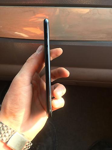 Apple iPhone: IPhone SE 2020, Qara, Barmaq izi — 13