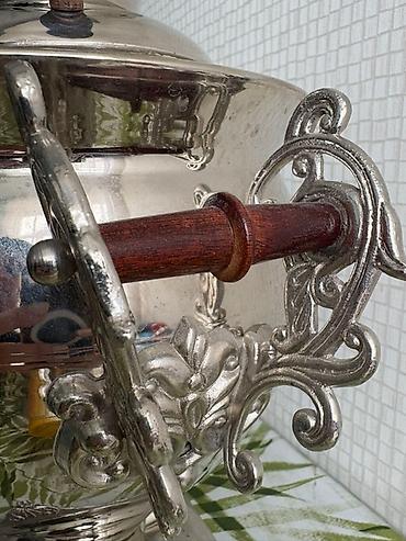 Qədim samovarlar: Klassik rus samovarı – dekorativ naxışlı metal gövdə və möhkəm ayaqlıq — 9