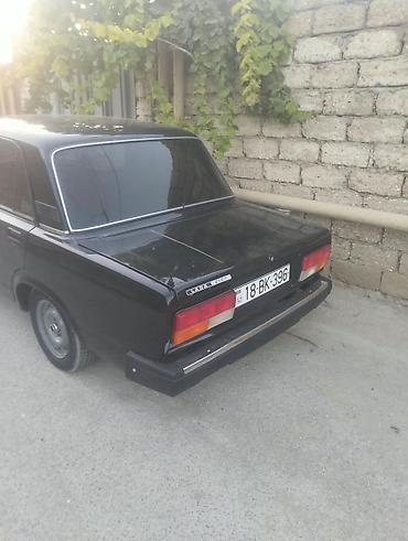 e60 guzgu: LADA 2107 sedan təqdim olunur. Avtomobil qara rəngdədir və klassik — 1