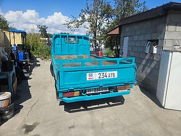 a8 d2: Грузовой автомобиль Toyota Dyna бирюзового цвета, предназначенный для — 2