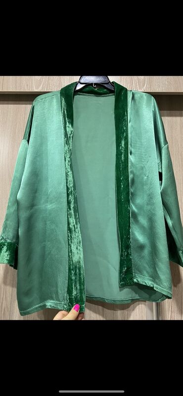 Рубашки и блузы: S (EU 36), M (EU 38), L (EU 40), цвет - Зеленый