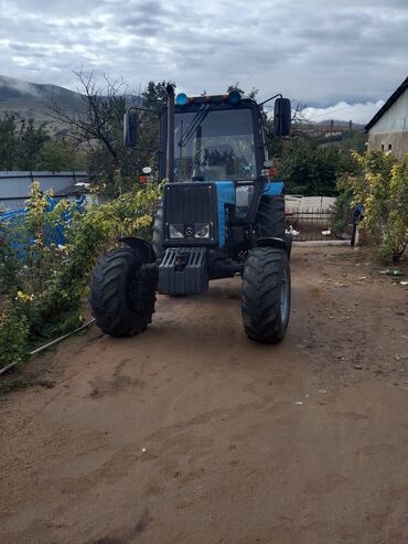 ниссан ванетте запчасти: Mavi rəngli kabinli təkərli traktor - Ön və arxa tam ölçülü kənd