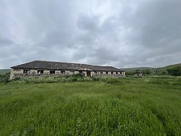 kiraye evlerin kreditle satisi: Qaz var su var ışıq vayfay xətdi var Ferma 45 m uzunluqubda 12 metr — 2