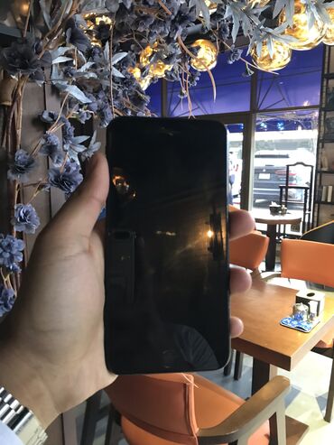 Apple iPhone: IPhone 7 Plus, 32 ГБ, Jet Black, Чехол, 85 %