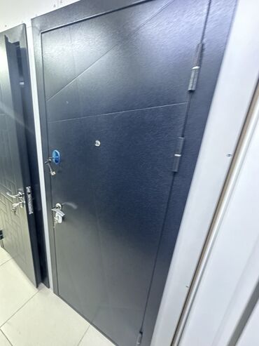 Doors with glass: Металлическая входная дверь тёмного цвета. Дверь оборудована глазком и