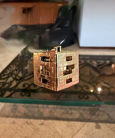 3d draperi: Metal konstruksiyalı 3D mexaniki puzzle kub - Qızılı rəngdə, parlaq — 1