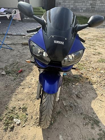 мото кийим: Yamaha YZF-R6 — спортивный мотоцикл в фирменной сине‑белой расцветке — 1