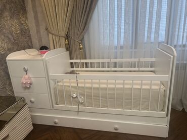 Beşiklər: Oğlan və qız üçün, İşlənmiş, Dördbucaq, Beşik, Matras ilə, Yellənmə mexanizm ilə