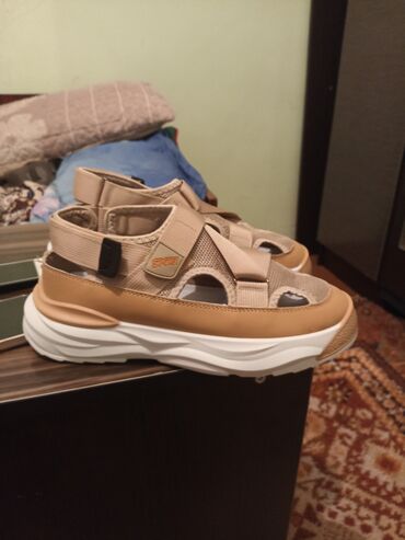 Кроссовки и спортивная обувь: Басаножка новый сегодня пришел из китая продам за 1500сом для меня