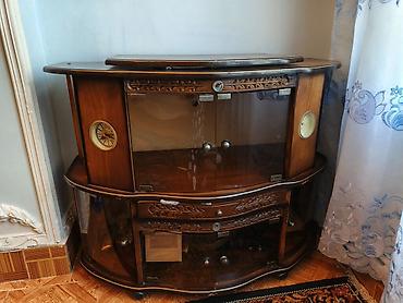 televizor pastavka alcipan: Klassik üslubda TV altlığı və vitrin konsolu - Material: Tünd qoz — 2