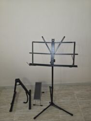 аренда музыкальных инструментов: Комплект для гитариста: пюпитр, подставка под гитару и подставка для