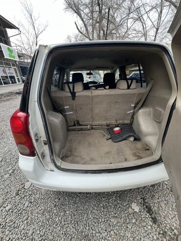 Toyota: Toyota Raum: 2004 г., 1.5 л, Автомат, Седан — 5