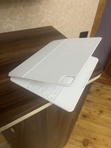 islenmis notebook aliram: Apple IPAD PRO Magic Keyboard 12.9 2022de ABS alinib. Korobkasi