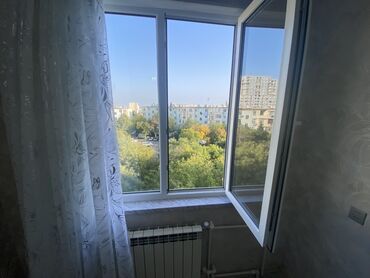 Köhnə tikili: 2 otaqlı mənzil – zövqlü dizaynla - Geniş zal: dekorativ panellər — 9