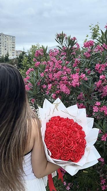 qizil güller: Qırmızı güllərdən ibarət bükme buket - Tərkib: sıx formada düzülmüş — 4