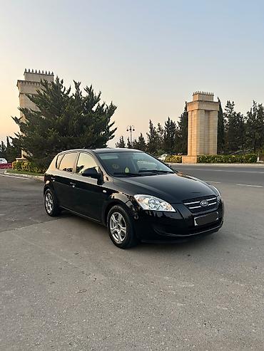 kia ceed 2010 universal: Kia Ceed hetçbek kuzalı avtomobil. Qara rəngdədir və 5 qapılı kuzova — 7