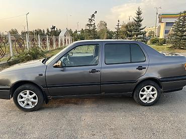 mazda 323: Volkswagen Vento: 1993 г., 1.8 л, Механика, Седан — 5
