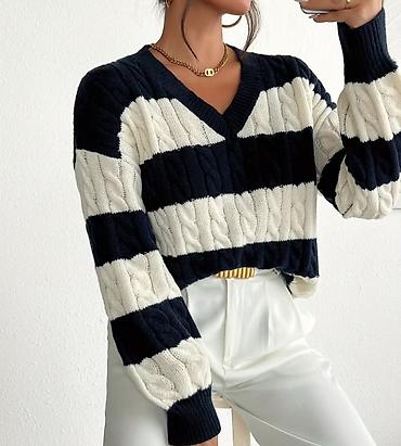 Köynək və bluzalar: Köynekler yenidir. Hər biri 10 azn. Təkcə qalın zolaqlı sweater S — 5