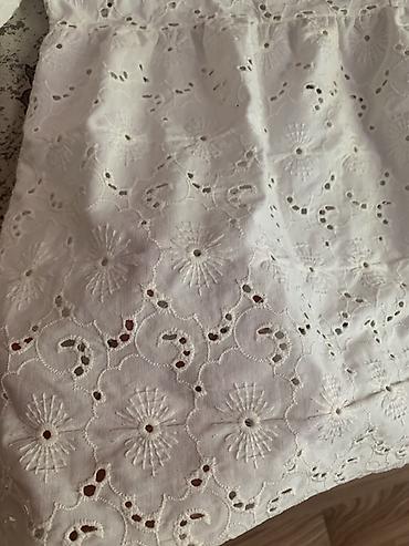 ana bala geyimi: Ağ rəngli, pambıq broderiya (ažur) naxışlı bluz. - Model: V-yaxa — 2