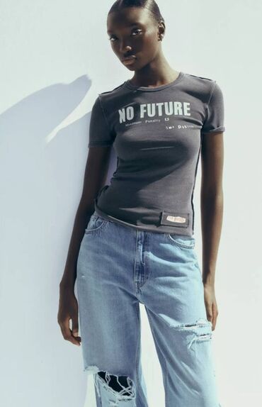 футболки с надписями: ZARA woman 👩 Футболка из ткани с эффектом потертости. Круглый вырез
