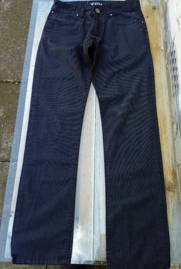 Pantalone: Tanke letnje pantalone-farmerke br.30.Obim struka je 78cm.Skoro