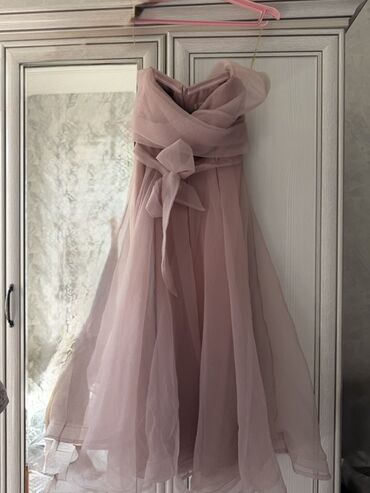 İdman geyimləri: Strapless dizaynlı, açıq çəhrayı rəngli midi don. Donun beli tül