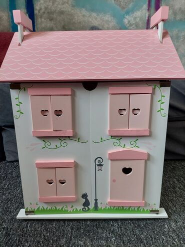 дома для кукол: Деревянный кукольный домик с мебелью, б/у, но в хорошем состоянии