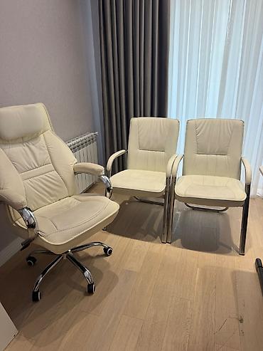 stol ustul: Divan təzədir, 1 aydır alınıb. Yeni ofis tam əşyalı olduğu üçün — 6