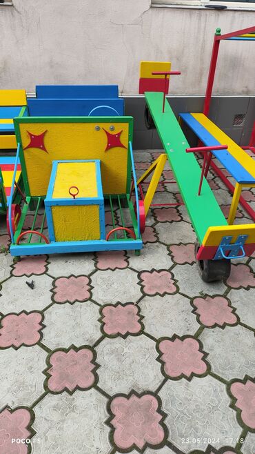 детский игровой домик: Продаю .Для детского сада машинку и паравозик