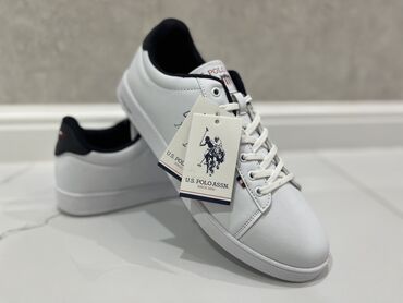 krasofqa: Ağ rəngdə U.S. Polo Assn. (Orijinal)krossovkalar. Bu klassik dizayn