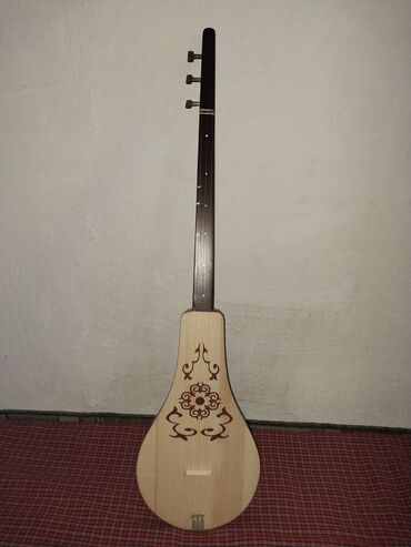 купить укулеле недорого: Комуз из сосны с чехлом Описание: - Классическая форма корпуса